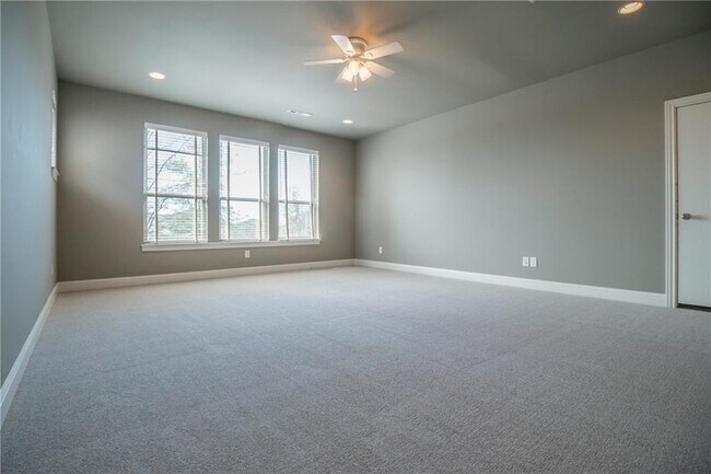 Building Photo - 5404 SW Lavender St