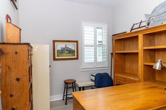 Building Photo - River Town Home