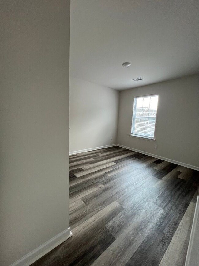 Building Photo - 3 Bed 2.5 Bath with an Office/  Flex Room