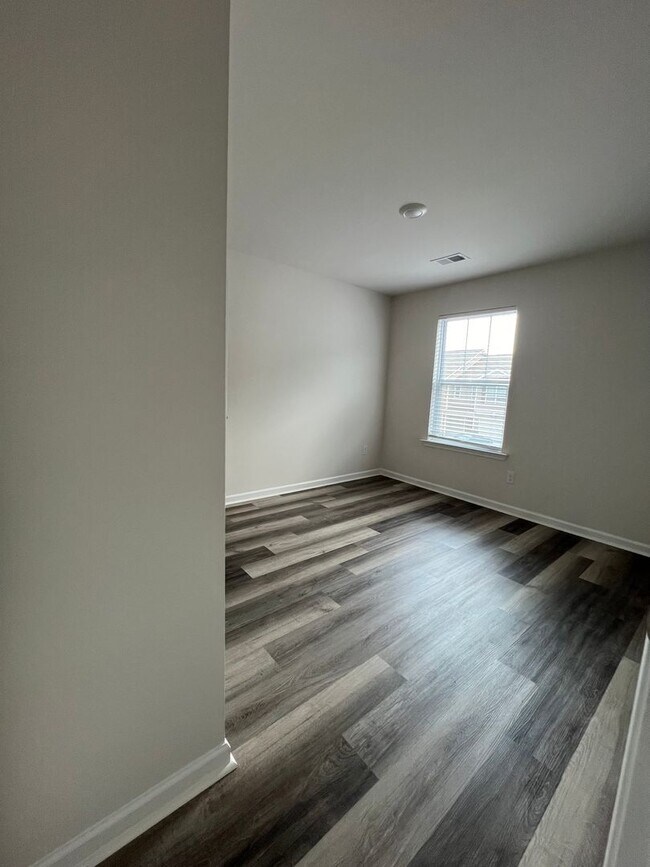 Building Photo - 4 Bed 2.5 Bath