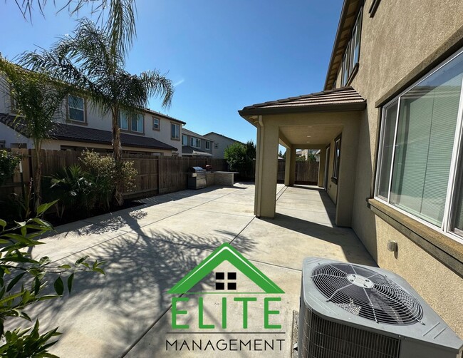 Building Photo - Charming and Spacious Home in Desirable El...