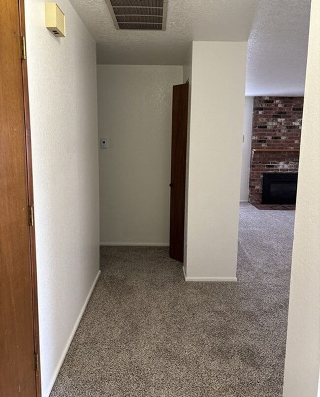 Building Photo - 3Bd/2Ba Single Story House - Available to View!