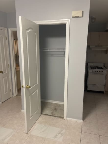 Building Photo - 910 Rockland Ave