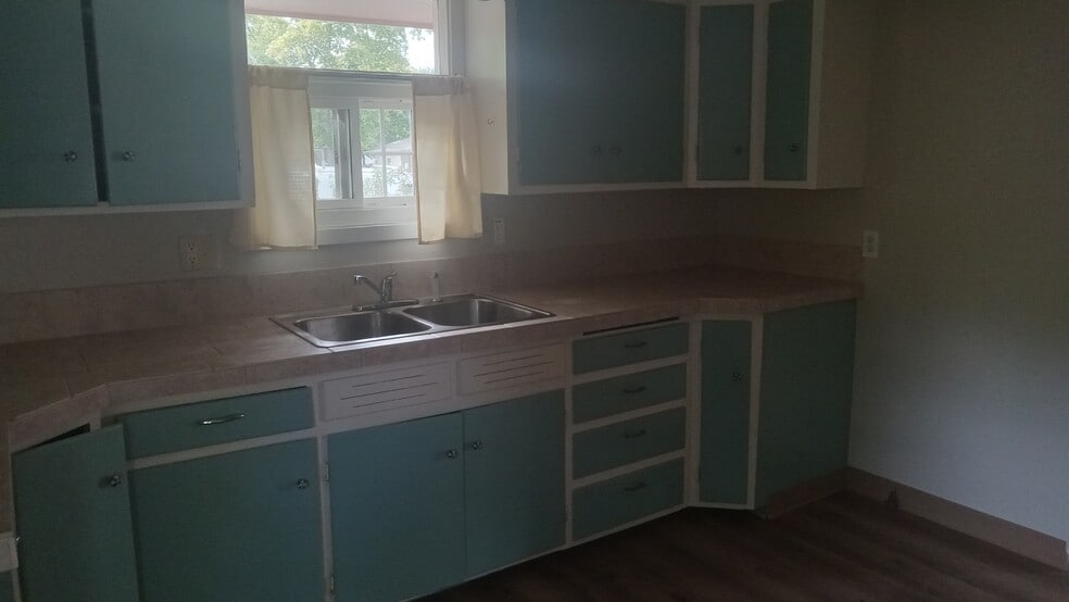 new counter tops and flooring - 704 Colorado St