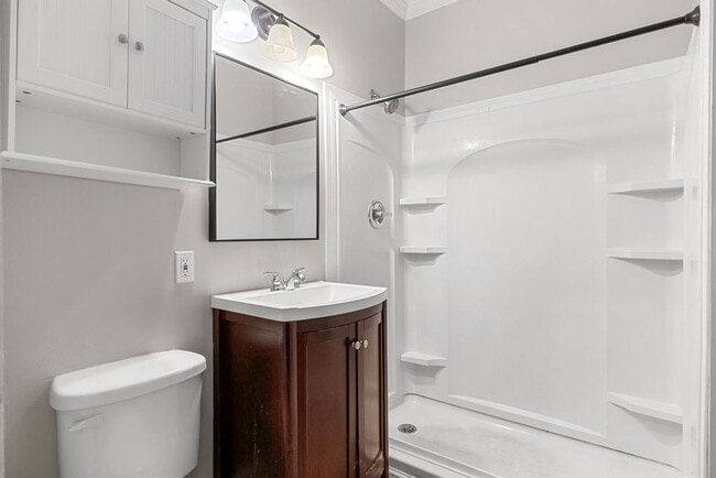 Building Photo - 43 1/2 Ash St NE