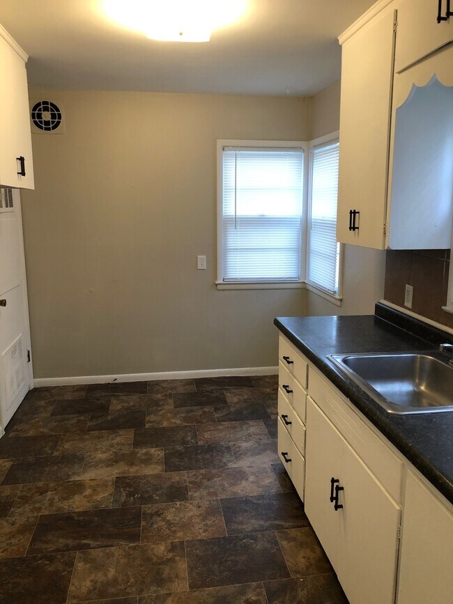 Building Photo - 3 bed 1 bath $1295 3 Bed 1 Bath with attached Garage