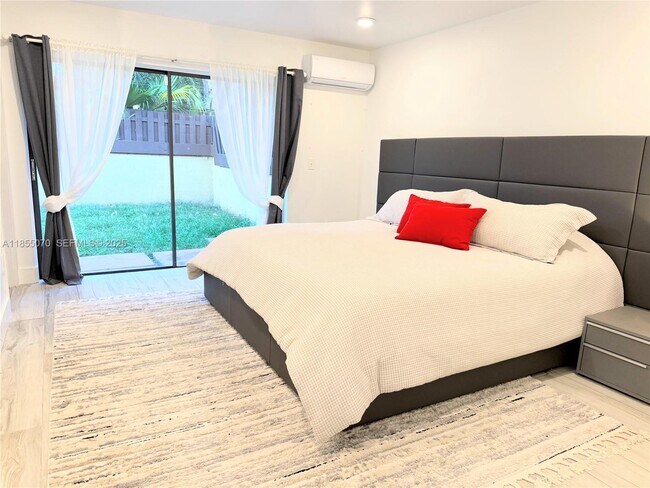 Building Photo - 20429 NE 10th Ct Rd