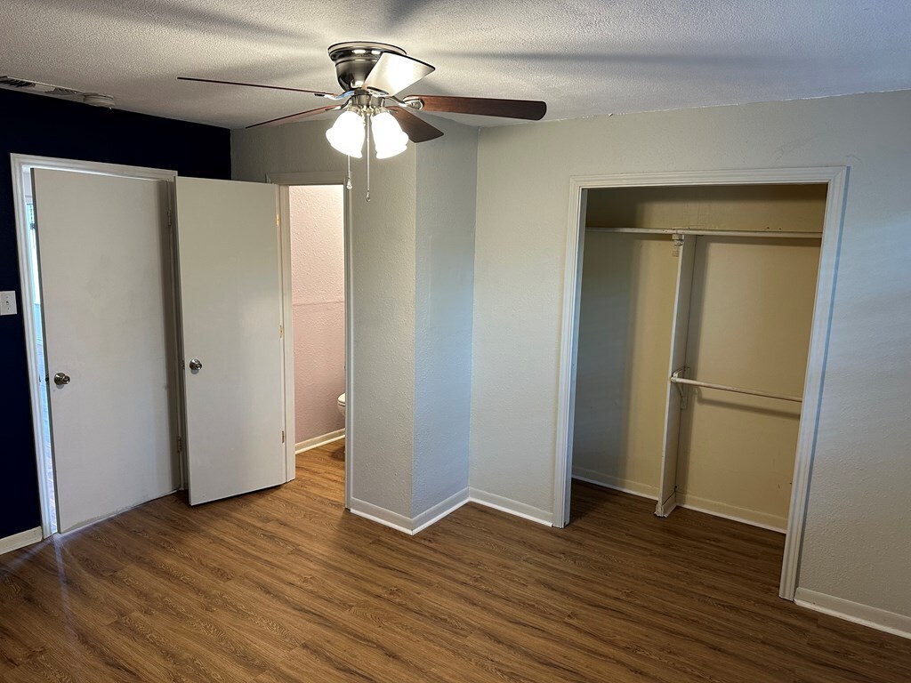 Building Photo - 2110 Glenwood Dr