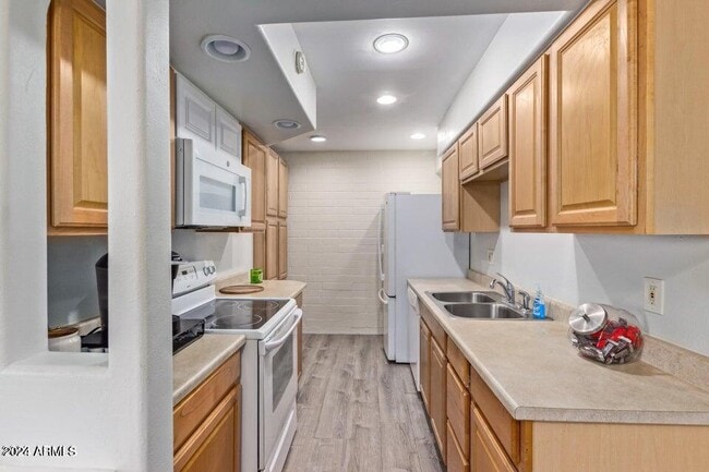 Building Photo - 948 S Alma School Rd