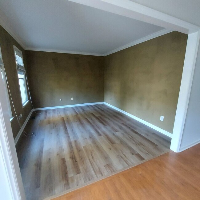 Building Photo - 1230 Briardale Rd