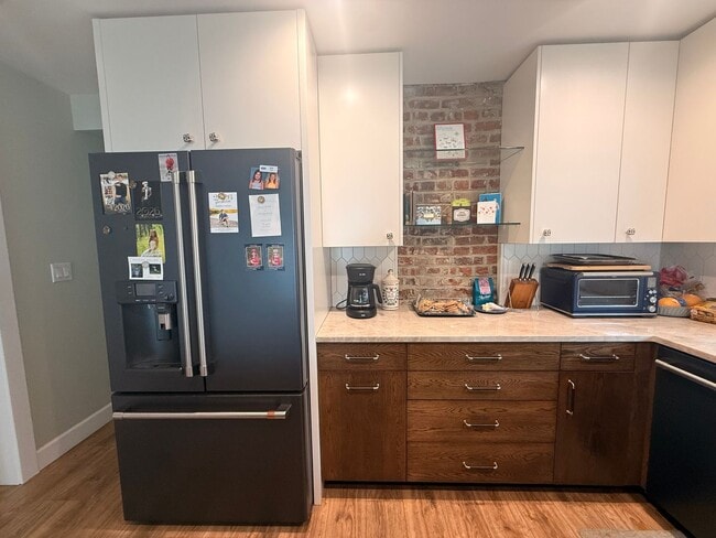 Building Photo - Spacious 4-Bedroom Home in the Heart of Edgewater