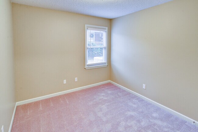 Building Photo - 149 Hollington Dr NE