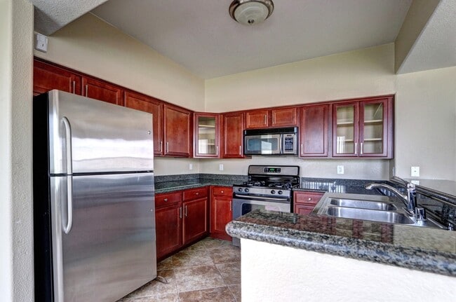 Building Photo - Beautiful 3 bedroom Condo