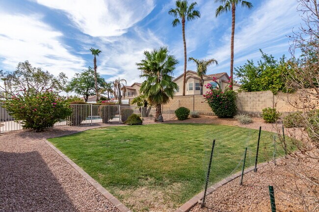 Building Photo - Arabian Views 4 bed 2 bath with pool