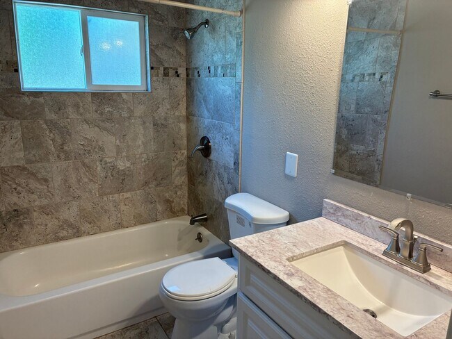 Building Photo - Updated 3 bedroom close to downtown and UC Davis campus, available for July move in!