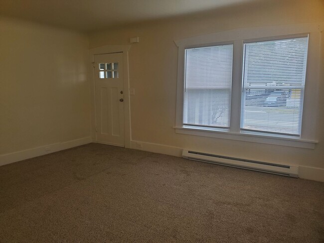 Building Photo - Rent Ready For New Tenants!! 1 Bed, 1 Bath...