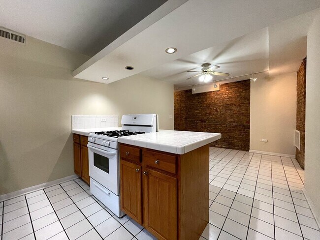 Building Photo - 4114 N Clarendon Ave