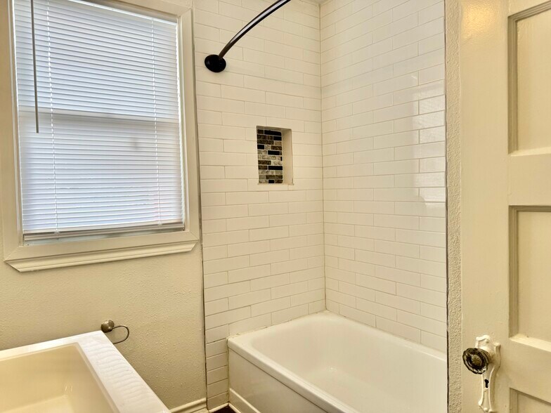 Building Photo - 513 Eleanor Ave