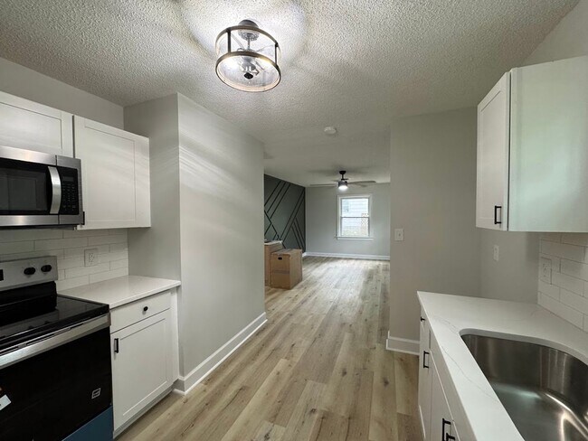 Building Photo - Charming Newly Renovated Home in Greensbor...