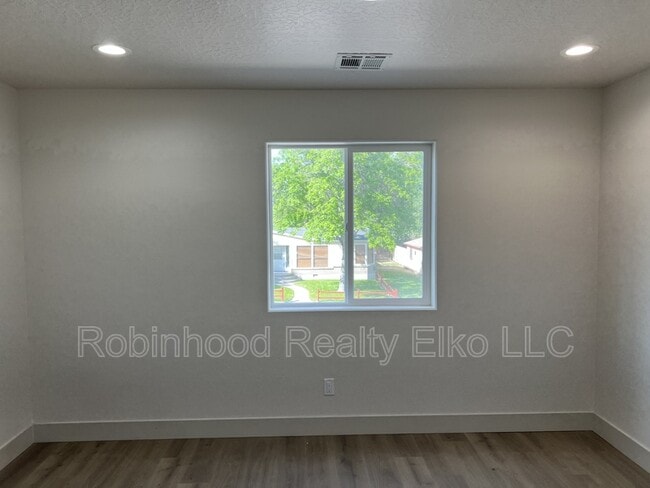 Building Photo - 2433 5th St