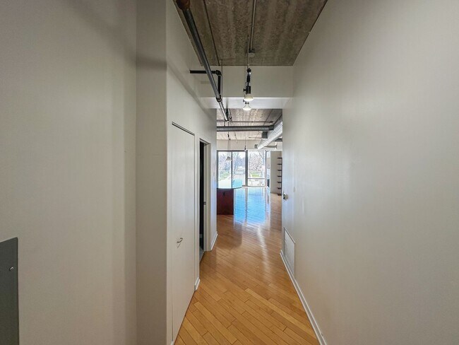 Building Photo - Luxury and Convenience in Royal Oak