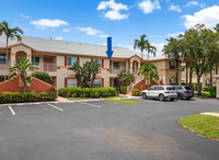 Building Photo - Chic 2BR Condo in Prime North Naples Locat...