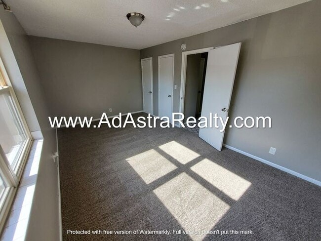 Building Photo - Spacious and Affordable Olathe Townhome-Av...
