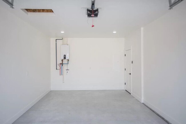 Building Photo - Newer Duplex in Quiet Neighborhood