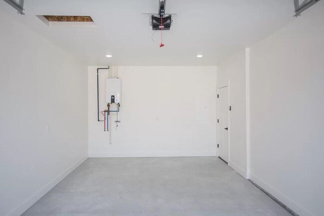 Building Photo - Newer Duplex in Quite Neighborhood