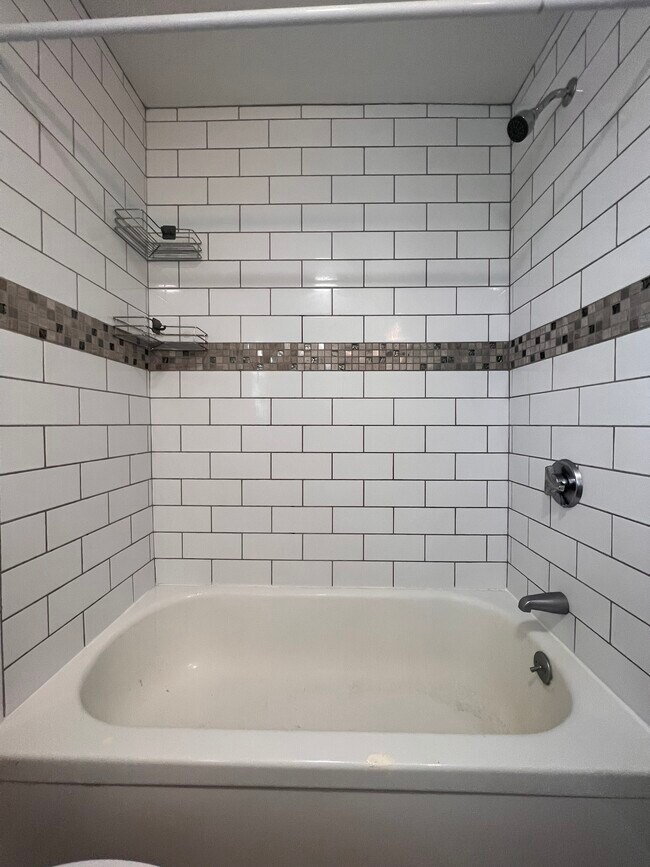 Tiled Bath Surround - 30 Arch St