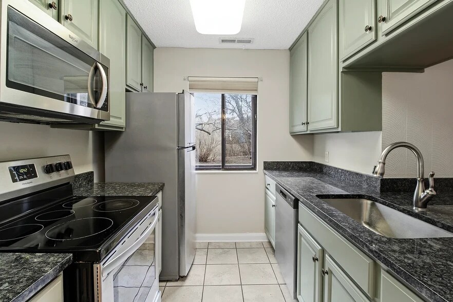 Building Photo - 2103 Melrose Dr