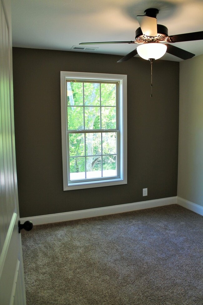 Building Photo - 261 Azalea Dr