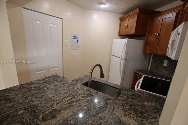 Building Photo - 690 W Park Dr