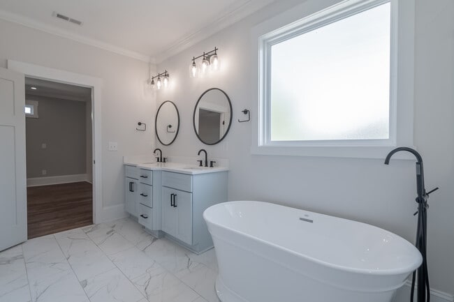 Building Photo - 1005 State St