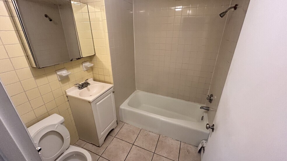 Building Photo - 10 Marion St