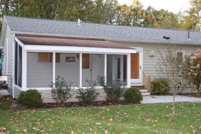 Building Photo - 300 Caroline St