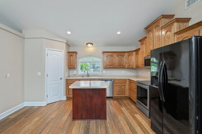 Building Photo - Spacious Home in Navarre!
