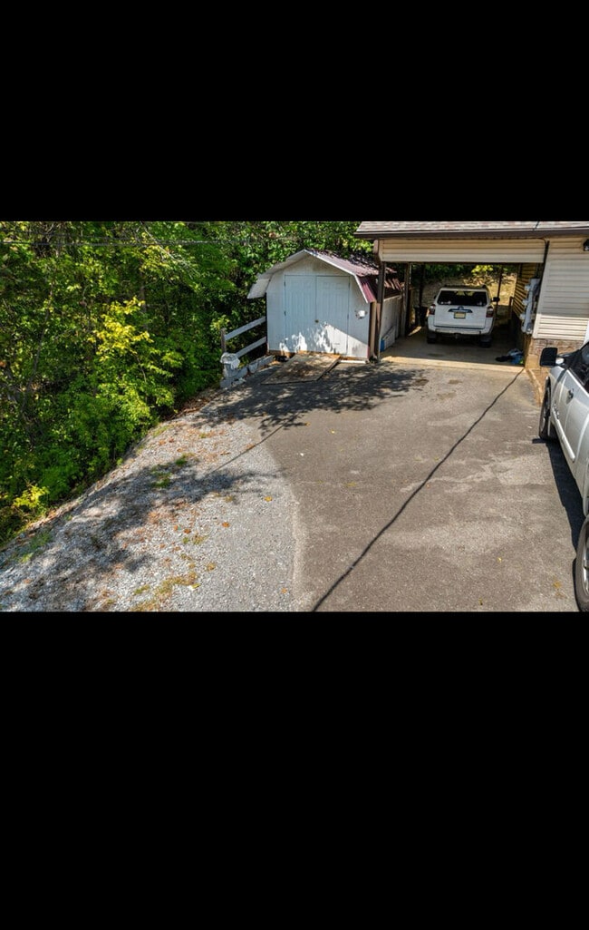 Building Photo - 841 Sylvia Ln