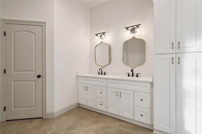 Building Photo - 2120 Robin St