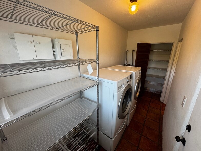 Pantry and Washer Dryer - 2343 Earl St