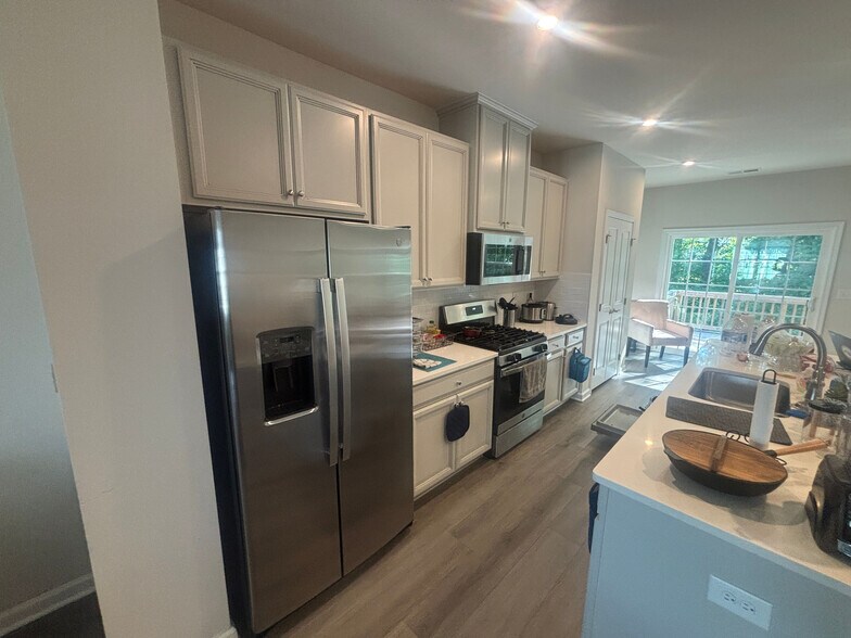 Building Photo - Room in Duplex on Romeria Dr