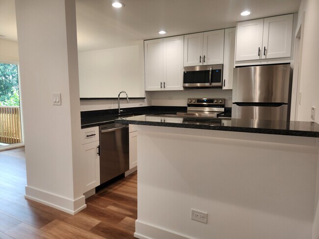 Building Photo - 915 Shorewood