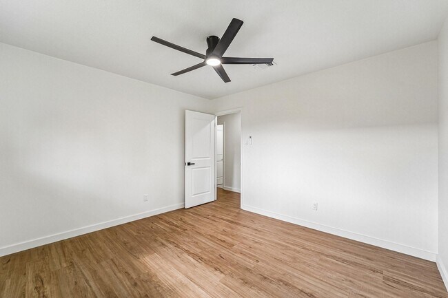 Building Photo - 2801 Coy Dr