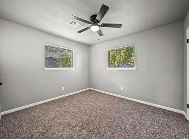 Building Photo - Beautiful Renovated 3 Bedroom Ready Late May