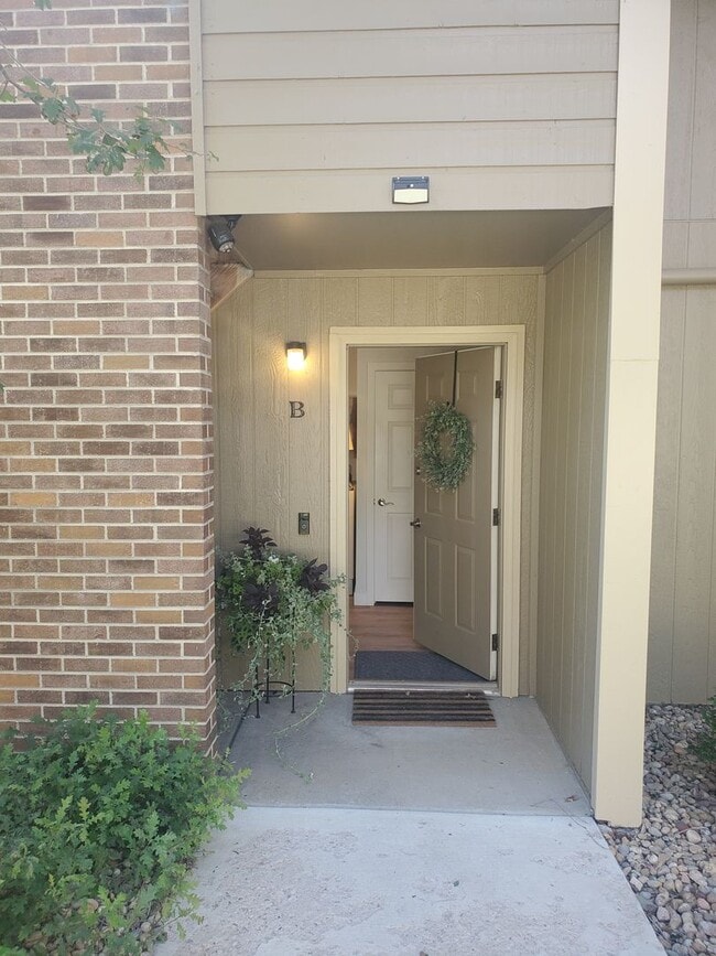 Building Photo - Updated and Spacious 1 Bedroom with Attached Garage!