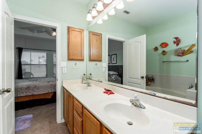 Building Photo - 18 Torrey Pines Dr