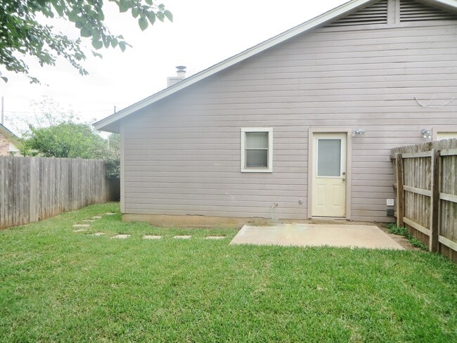 Building Photo - 705