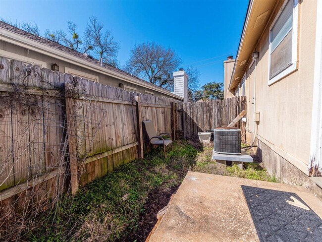 Building Photo - 9624 Sugar Hill Dr
