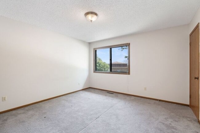 Building Photo - $1,250 | 2 Bedroom, 1.5 Bathroom Duplex | ...