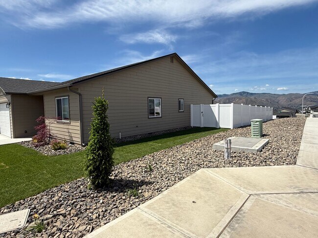 Building Photo - New Construction 3 bed, 2 bath!